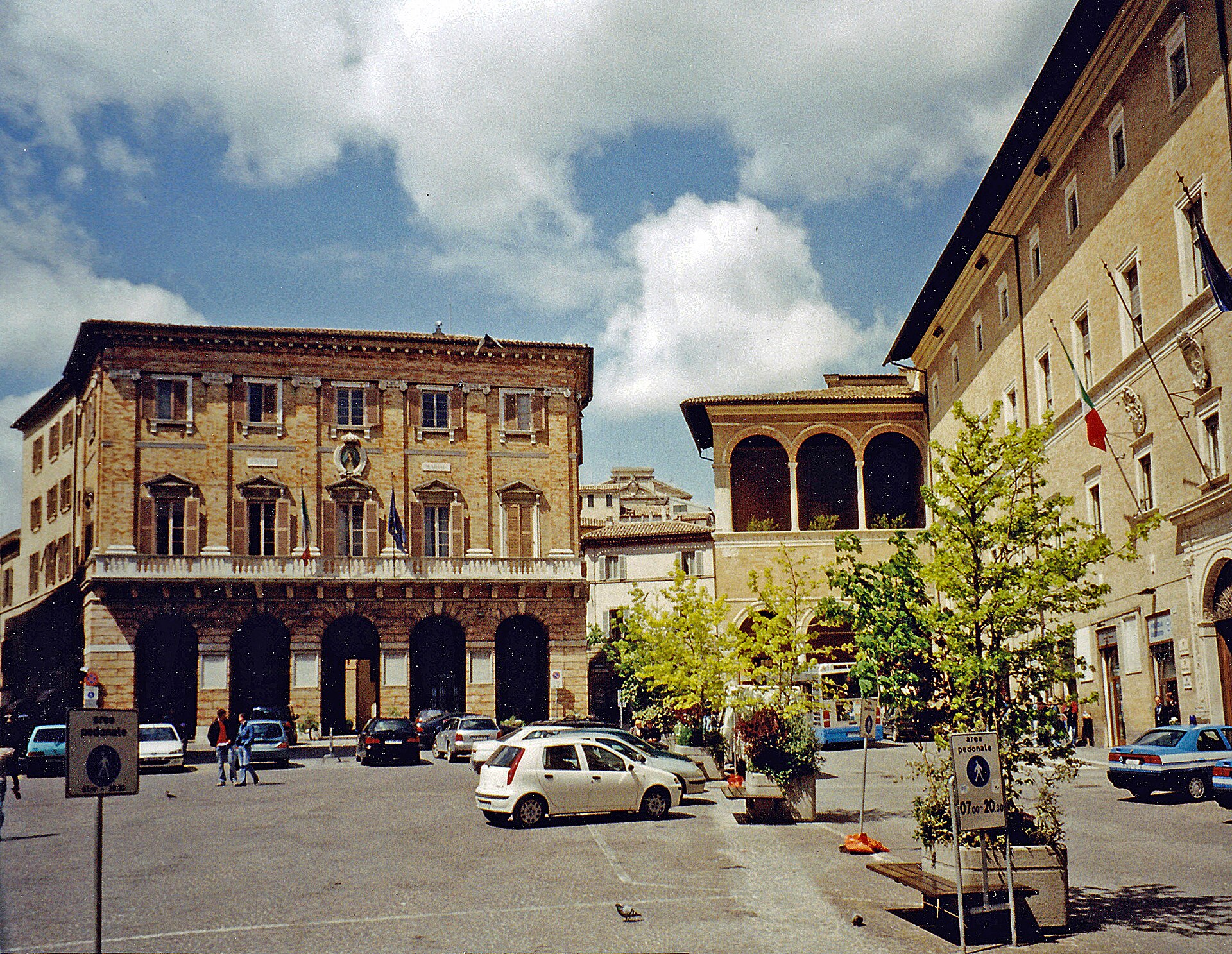 Piazza della Libert&agrave; a Macerata, con la Loggia dei Mercanti e i palazzi del centro