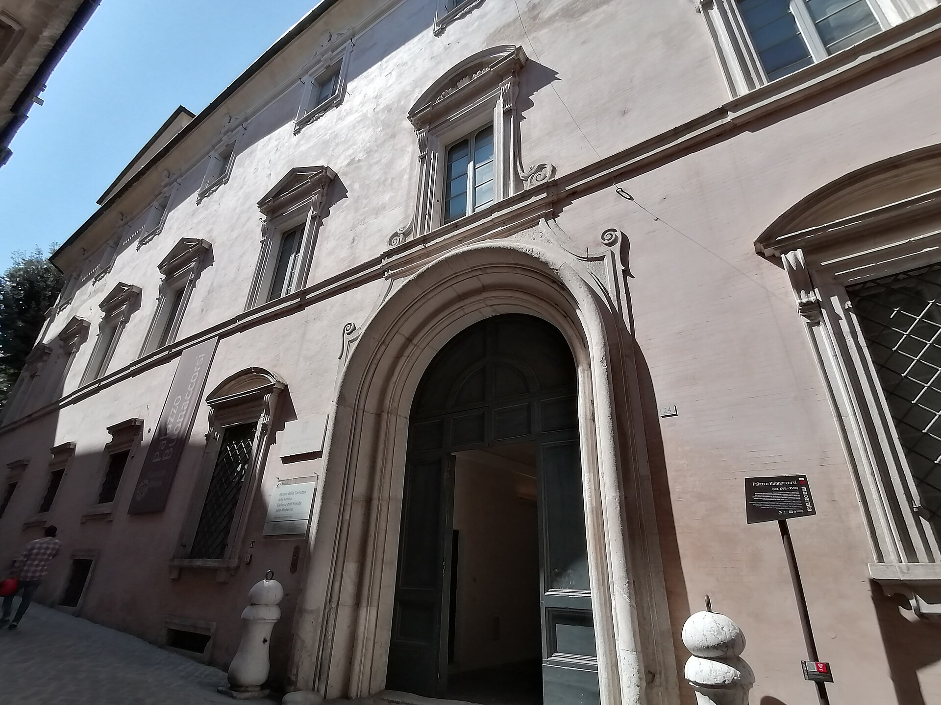La facciata settecentesca di Palazzo Buonaccorsi a Macerata