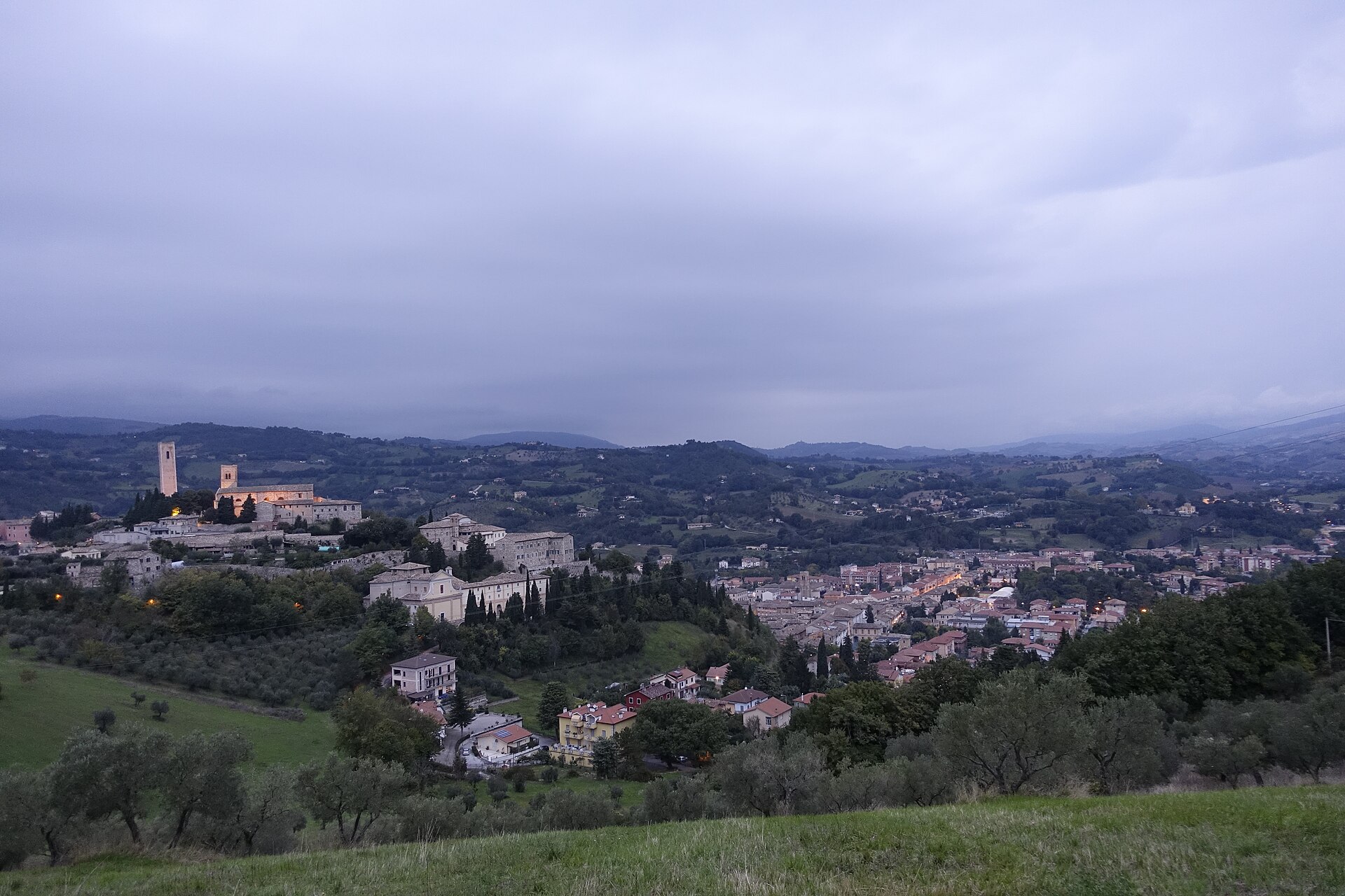 Il panorama di San Severino Marche disteso fra le colline