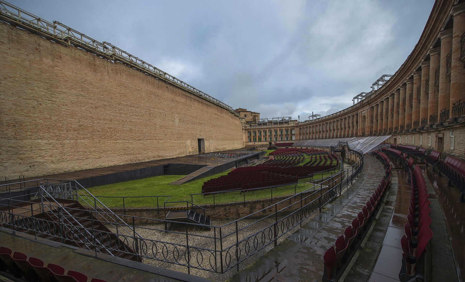 L'interno dell'arena dello Sferisterio con le gradinate vuote in una giornata d'inverno