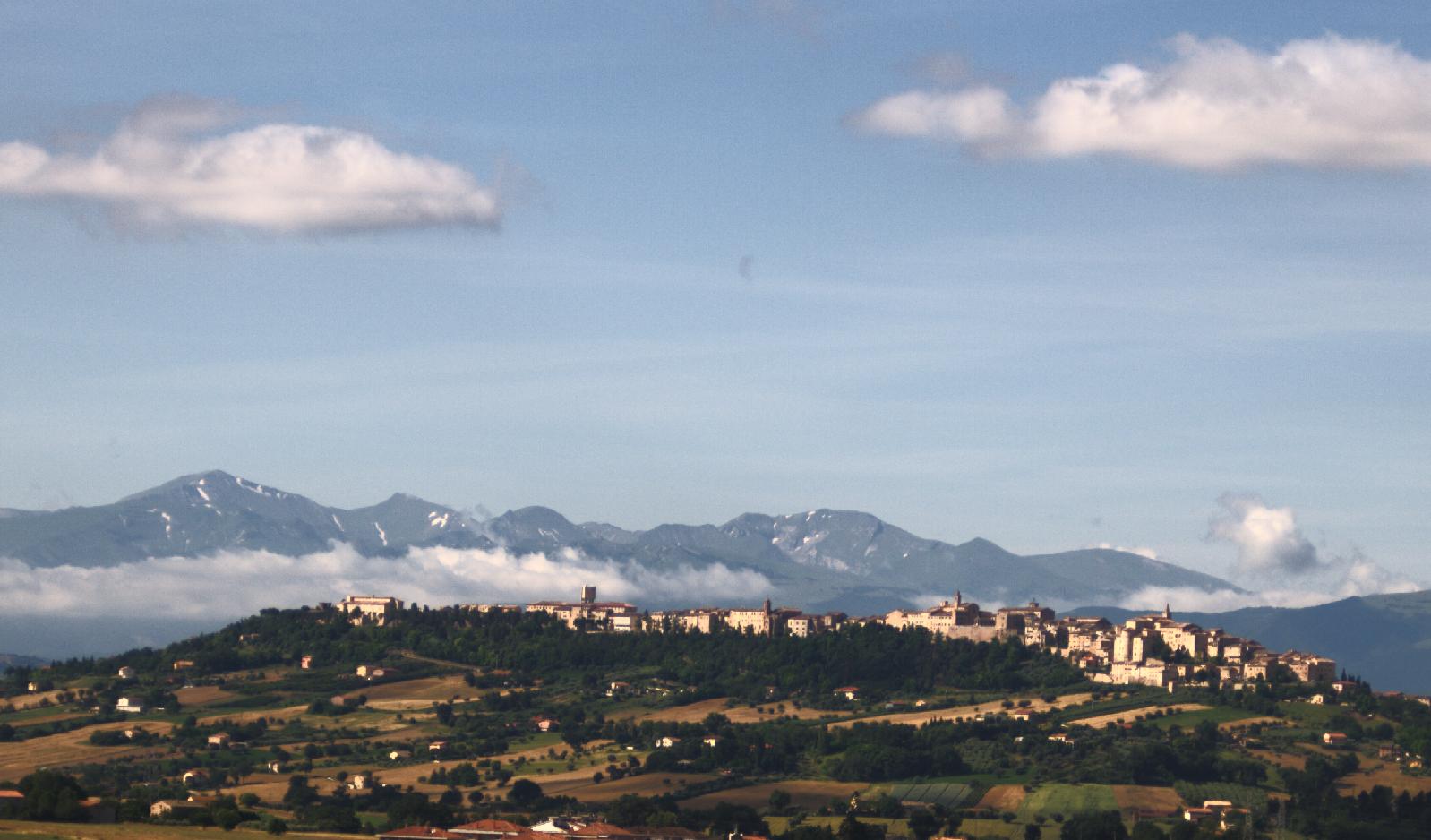 Il borgo di Treia sul crinale, con i Monti Sibillini innevati sullo sfondo