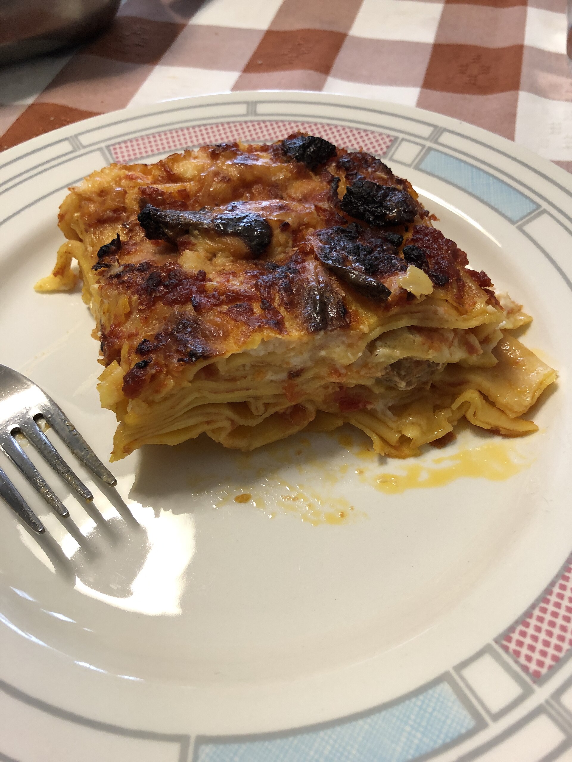 Una porzione di vincisgrassi servita nel piatto